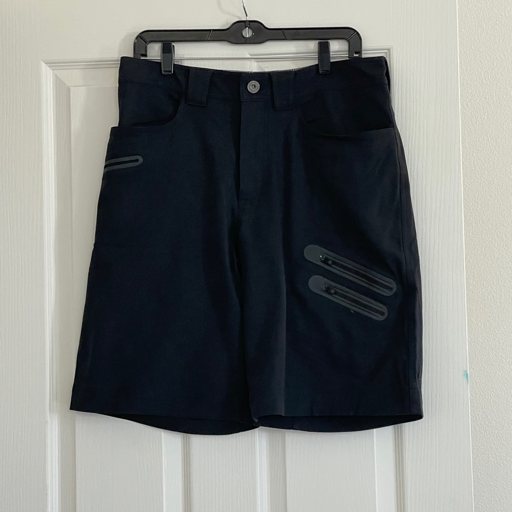 Men’s Lululemon Black Cargo Mission Shorts Sz 34